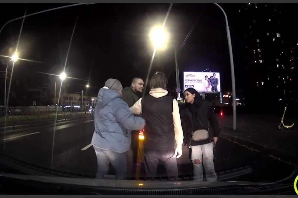 Donna aggredita a San Pietroburgo dopo incidente stradale: le autorità indagano sulla violenza