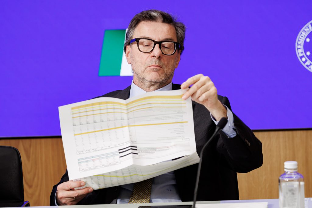 Deficit sotto il 3% nel 2026: il Ministro Giorgetti annuncia un importante obiettivo per l&#039;economia italiana