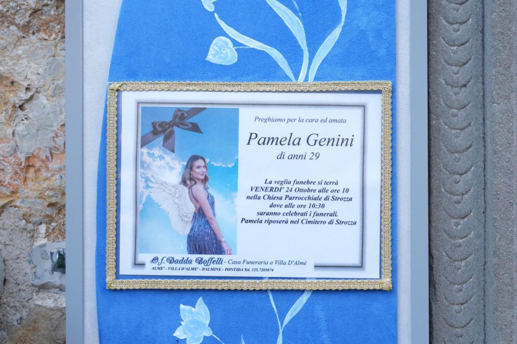 Pamela Genini, a Strozza i funerali della 29enne uccisa dal compagno Gianluca Soncin. Un’amica: “Codice rosso non è scattato, servono più tutele”