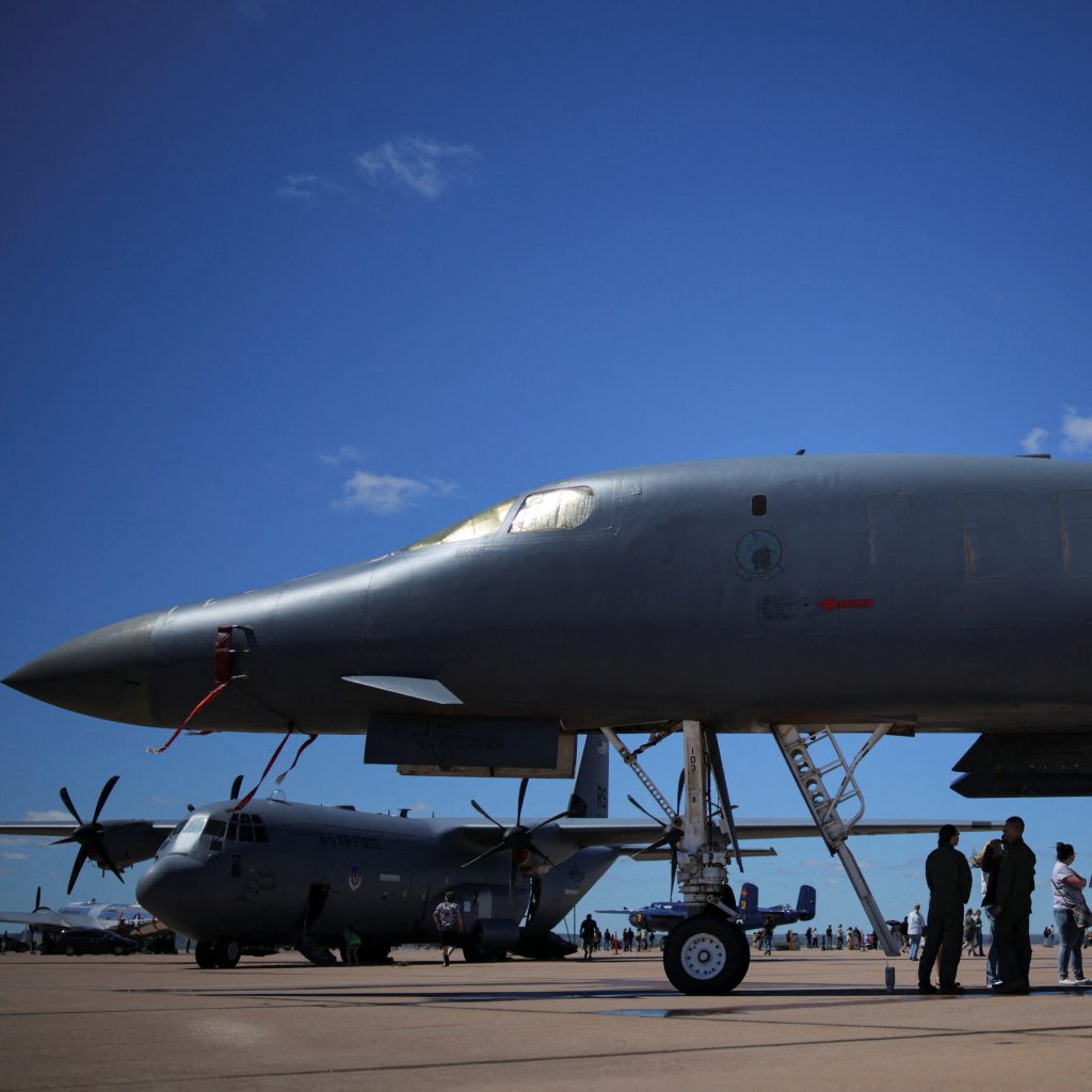 Bombardieri B-1 degli Stati Uniti sorvolano lo spazio aereo vicino al Venezuela in un&#039;esibizione di forza militare