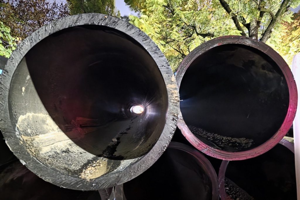 В Сочи ремонтируют водовод по улице Славы