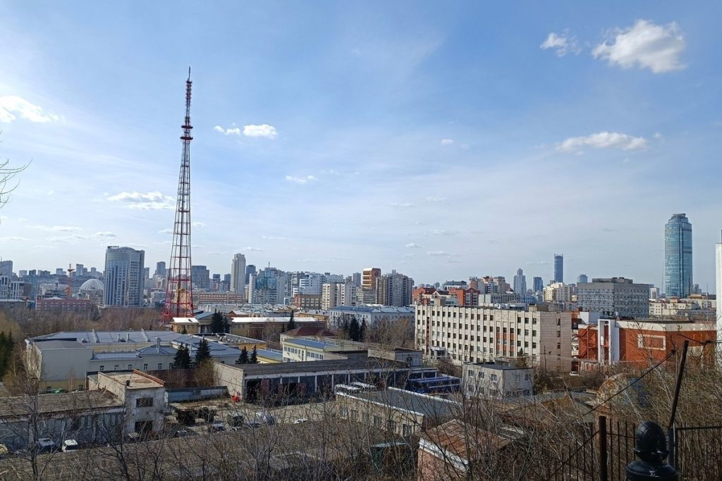 Un uomo a Ekaterinburg dichiara il suo amore non corrisposto da 12 anni con annunci pubblici