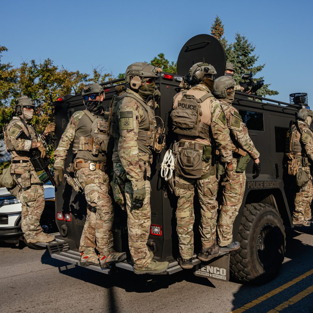 Piano di ristrutturazione dell&#039;ICE per accelerare le deportazioni: le conseguenze per gli immigrati negli Stati Uniti

Approfondimento
L&#039;amministrazione Trump sta cercando di rafforzare le procedure di deportazione, in quanto ritiene che il ritmo attuale non sia sufficiente a soddisfare le esigenze di sicurezza nazionale e di controllo dell&#039;immigrazione.

Possibili Conseguenze
La ristrutturazione dell&#039;ICE potrebbe avere conseguenze significative per le comunità di immigrati negli Stati Uniti, in particolare per coloro che sono già stati identificati come soggetti da deportare.

Opinione
La decisione dell&#039;amministrazione Trump di ristrutturare l&#039;ICE per accelerare le deportazioni è stata oggetto di dibattito e critica da parte di molti, che sostengono che tale approccio potrebbe violare i diritti umani e creare ulteriore instabilità nelle comunità di immigrati.

Analisi Critica dei Fatti
È importante notare che le deportazioni sono un processo complesso che richiede una attenta valutazione dei casi individuali e il rispetto delle leggi e delle procedure esistenti. La ristrutturazione dell&#039;ICE potrebbe portare a una semplificazione del processo, ma potrebbe anche aumentare il rischio di errori e di violazioni dei diritti umani.

Relazioni con altri fatti
La decisione dell&#039;amministrazione Trump di ristrutturare l&#039;ICE per accelerare le deportazioni è parte di una più ampia strategia di controllo dell&#039;immigrazione, che include anche la costruzione di un muro lungo il confine con il Messico e l&#039;aumento della sorveglianza alle frontiere.

Contesto storico
La questione dell&#039;immigrazione è stata un tema centrale nella politica statunitense per decenni, con diverse amministrazioni che hanno cercato di affrontare il problema in modi diversi. La decisione dell&#039;amministrazione Trump di ristrutturare l&#039;ICE per accelerare le deportazioni è solo l&#039;ultimo capitolo di una lunga storia di dibattiti e controversie sull&#039;immigrazione.

Fonti
La fonte di questo articolo è The New York Times. Il sito web della fonte è https://www.nytimes.com.