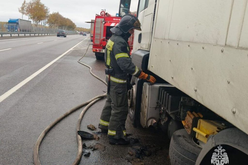 Грузовой автомобиль вспыхнул на трассе в Киреевском районе