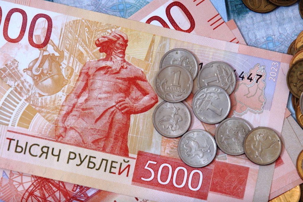 Выяснилось, сколько челябинцев не носят с собой наличные деньги