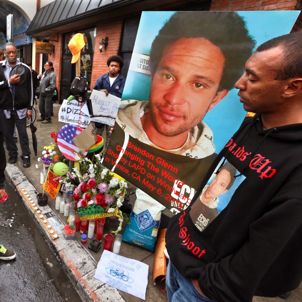 Ex Agente di Polizia di Los Angeles Accusato di Omicidio per la Morte di un Senzatetto Senza Armi