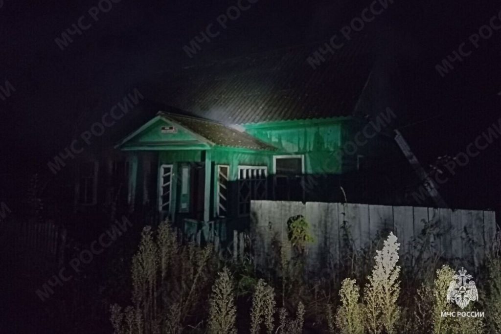 Брянские пожарные спасли трех человек из горящего дома