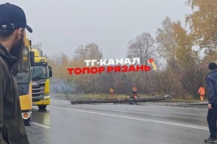 На Московском шоссе в Рязани столб упал на проезжую часть