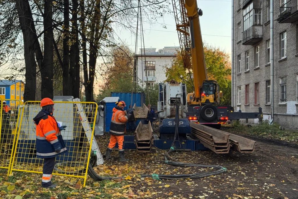 Installazione di recinto a palizzata sulla via Harčenko a San Pietroburgo dopo incidente stradale