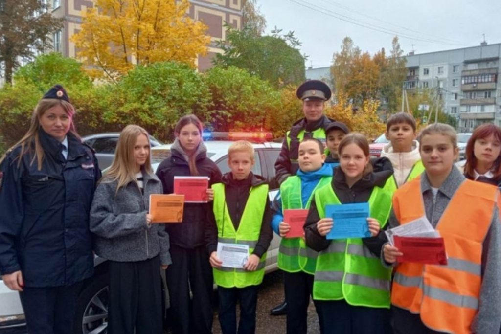 В Великих Луках прошла акция «Вместе за безопасность дорожного движения»