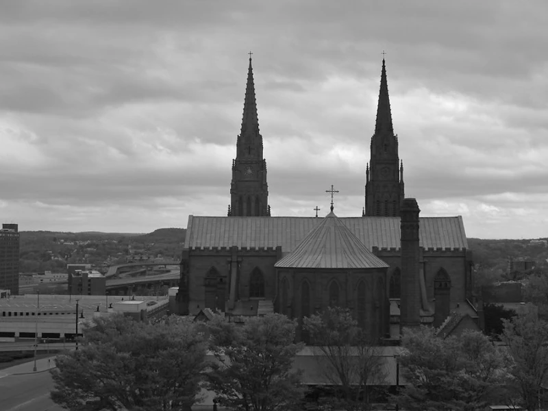 Uomo di New York riceve 8 milioni di dollari per abusi subiti da prete nella Diocesi di Albany