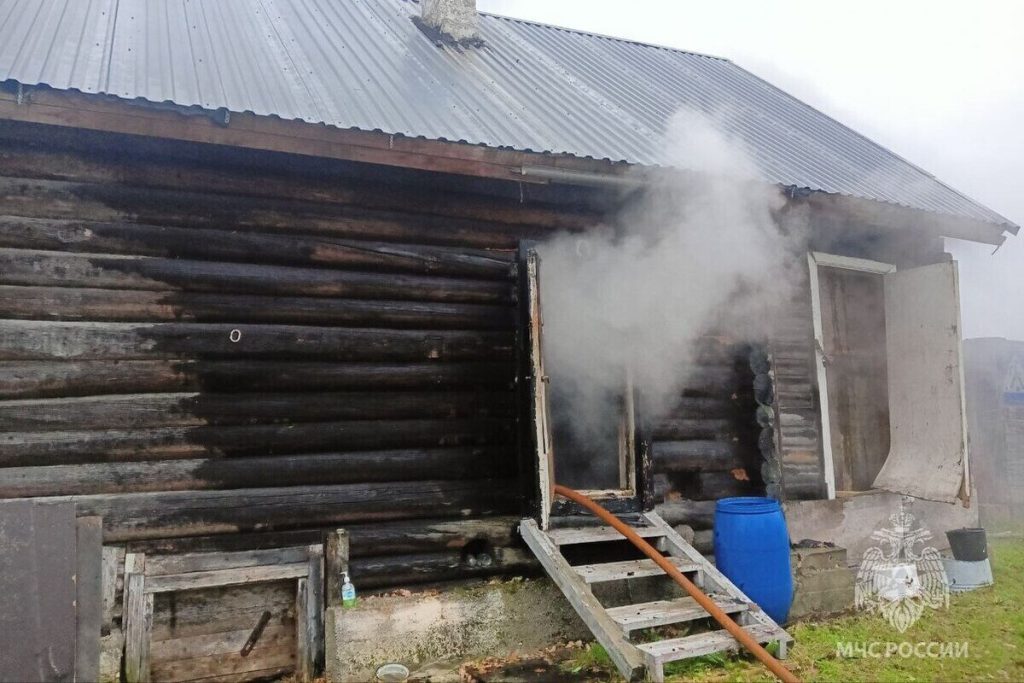 В Чудово пожар едва не оставил хозяев жилого дома без крыши над головой