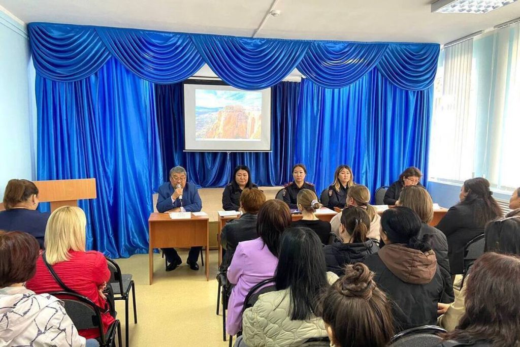 Калмыцкие полицейские проводят профилактические встречи в образовательных учреждениях республики