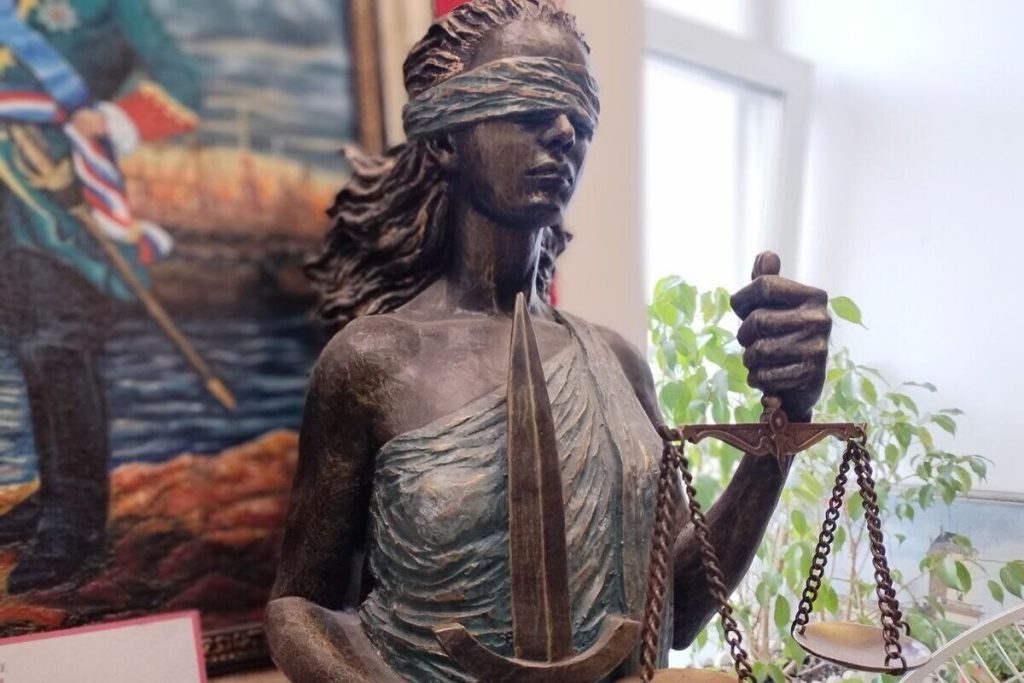 Петербуржец оказался под стражей за хитроумное присвоение денег через подростка