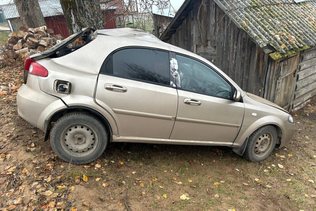 Автоледи в Великоустюгском округе съехала в кювет и врезалась в дерево