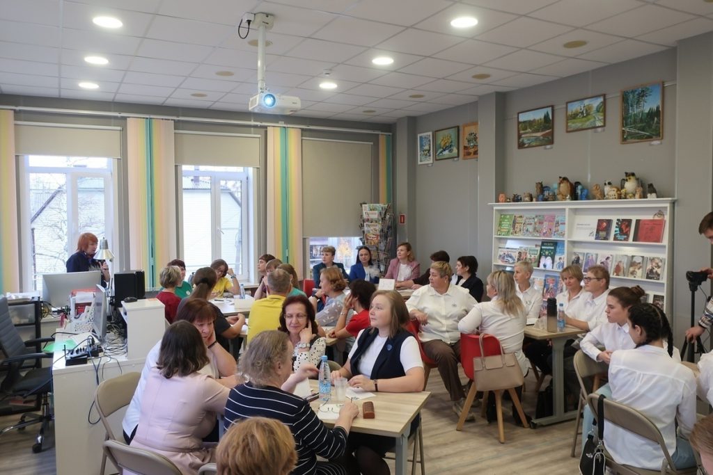 Festival Intellettuale Svoya Igra a Yarensk Promuove Conoscenze e Abilità tra Studenti e Insegnanti del Distretto di Lensk