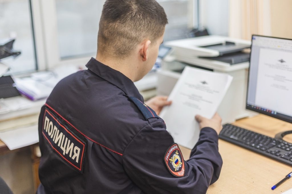 В Красносельском районе цыганка обворовала мужчину в два раза старше себя