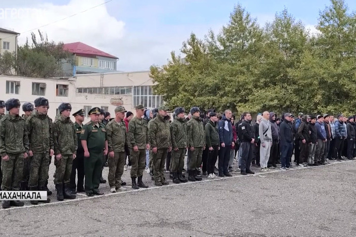 Около 100 дагестанских призывников отправились на службу в разные рода войск
