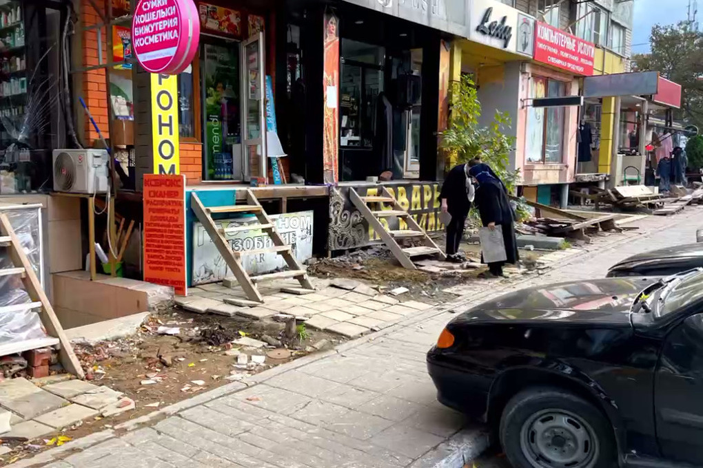 Незаконные ограждения и лестницы снесли на нескольких улицах Махачкалы