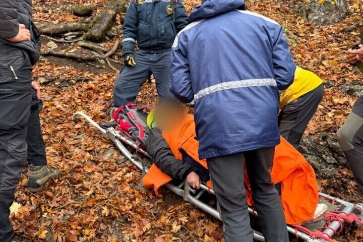 В горах Ялты помогли туристке, которая повредила ногу