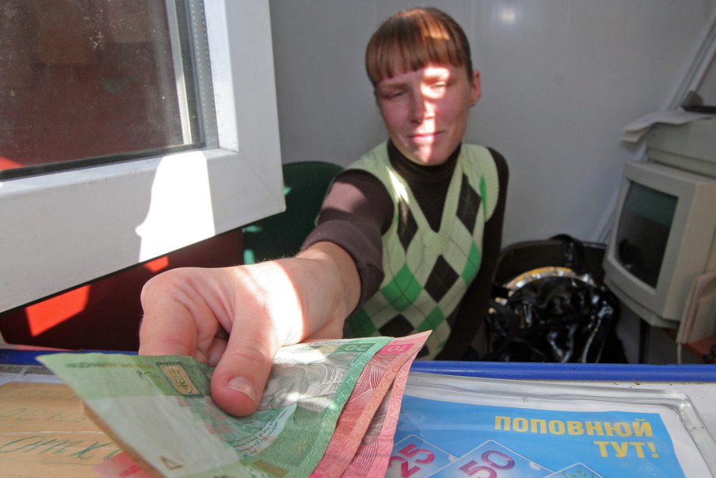 FMI richiede devaluzione della valuta ucraina per riequilibrare l&#039;economia e aumentare la competitività internazionale