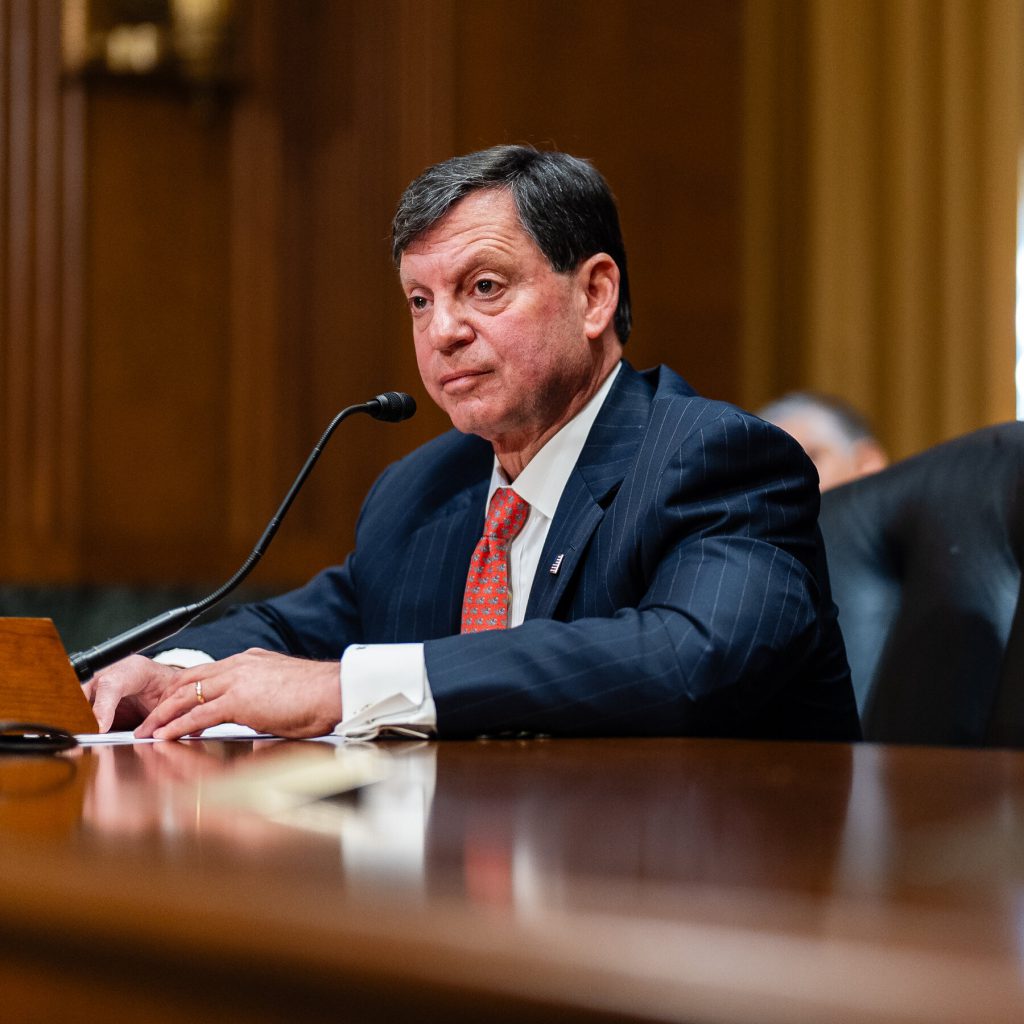 Vendita azioni Fiserv da parte di Frank Bisignano prima del crollo del valore azionario solleva questioni sulla trasparenza e la responsabilità dei funzionari pubblici