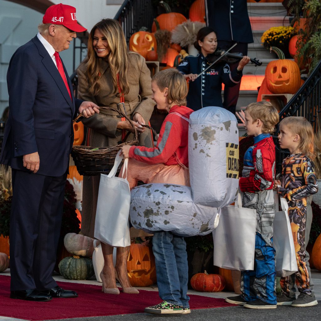Trump e la First Lady Celebrano Halloween alla Casa Bianca con una Tradizione Annuale di Distribuzione di Caramelle
