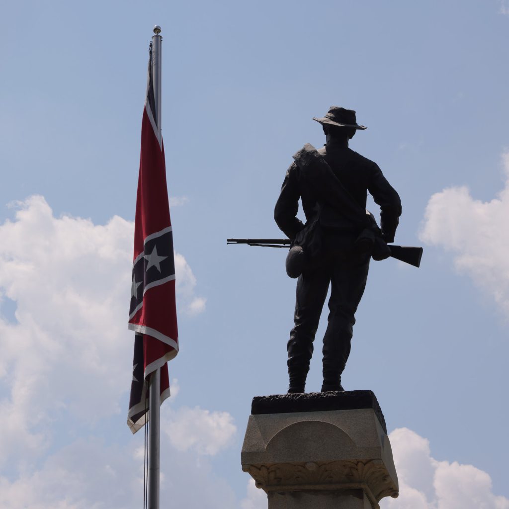 Statue Confederate della Carolina del Nord: Una Nuova Soluzione su Terra Privata
