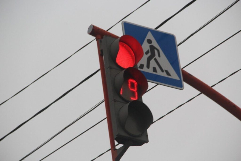 Грузовик насмерть сбил пешехода на Змеиногорском тракте в Барнауле