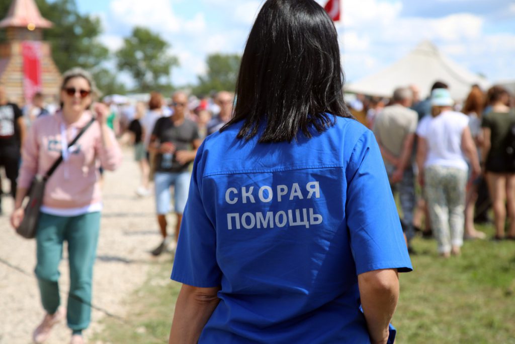 Маленькая девочка чуть не погибла из-за падения карусели в российском городе