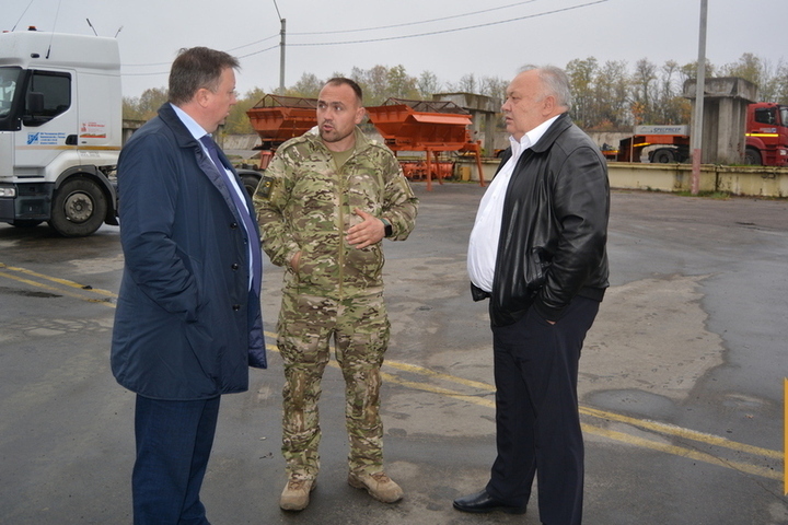 Бойцам СВО в Воронежской области передали технику и стройматериалы