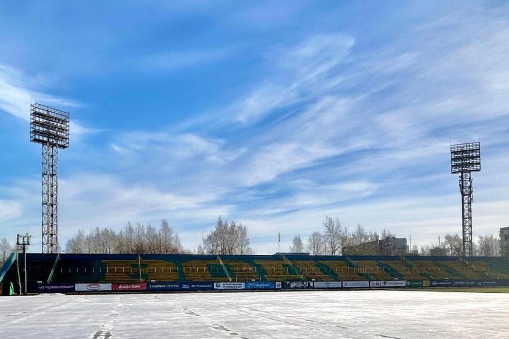 На стадионе «Труд» в Архангельске начали заливать лёд