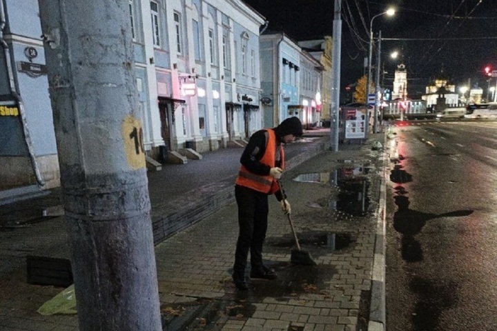 Более 25 улиц Тулы в четверг охватит ручная очистка тротуаров