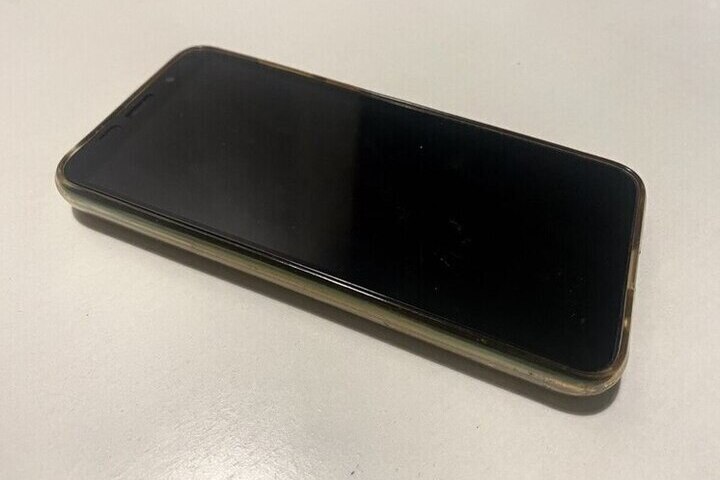 Валуйчанка продала найденный телефон и попала под статью