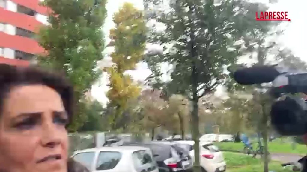 Donna accoltellata a Milano, la vicina: “Ex marito da un mese appostato sotto casa”