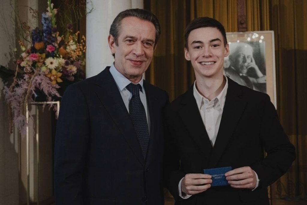 Ленинградский выпускник получил студенческий билет из рук народного артиста