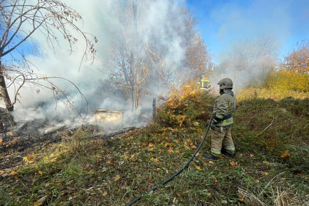 Emergenze nella regione di Leningrado: 10 incendi e 3 incidenti stradali in 24 ore, la risposta dei servizi di emergenza