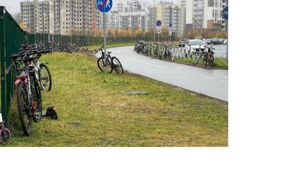 Parcheggio Selvaggio di Biciclette e Monopattini vicino a una Scuola: un Problema di Sicurezza e di Ordine Pubblico a Petrozavodsk