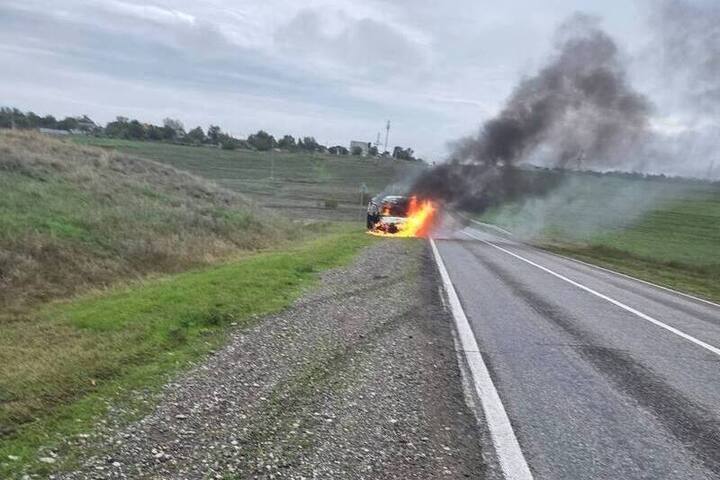 Incendio su un&#039;auto sulla strada Kochubey-Zelenokumsk-Mineralnye Vody: cause e conseguenze di un evento critico