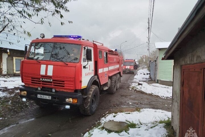 В райцентре Алтайского края вспыхнуло 200 «квадратов» производственного здания