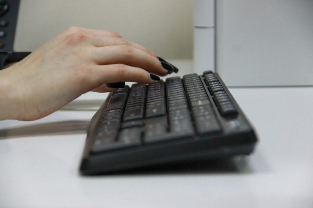 Proteggere la Vista nell&#039;Era Digitale: Consigli e Precauzioni per un Uso Sicuro dei Dispositivi Elettronici