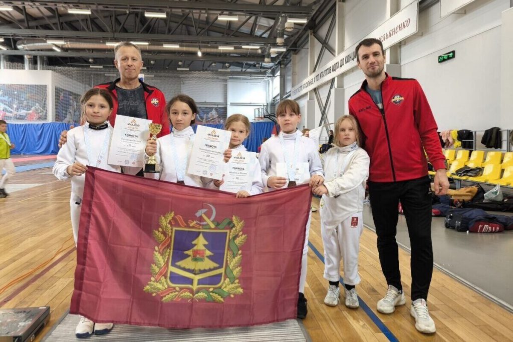 Брянские фехтовальщицы заняли третье место на соревнованиях в Воронеже