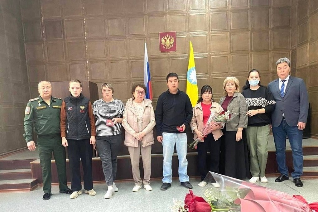 Onorificenze consegnate alle famiglie dei caduti nella spedizione speciale nel distretto di Sarpinskij