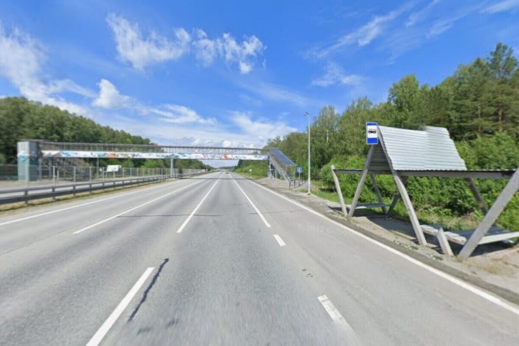 Incidente stradale a Ekatrinburg: un&#039;auto distrugge una fermata dell&#039;autobus sulla strada di Seroskij