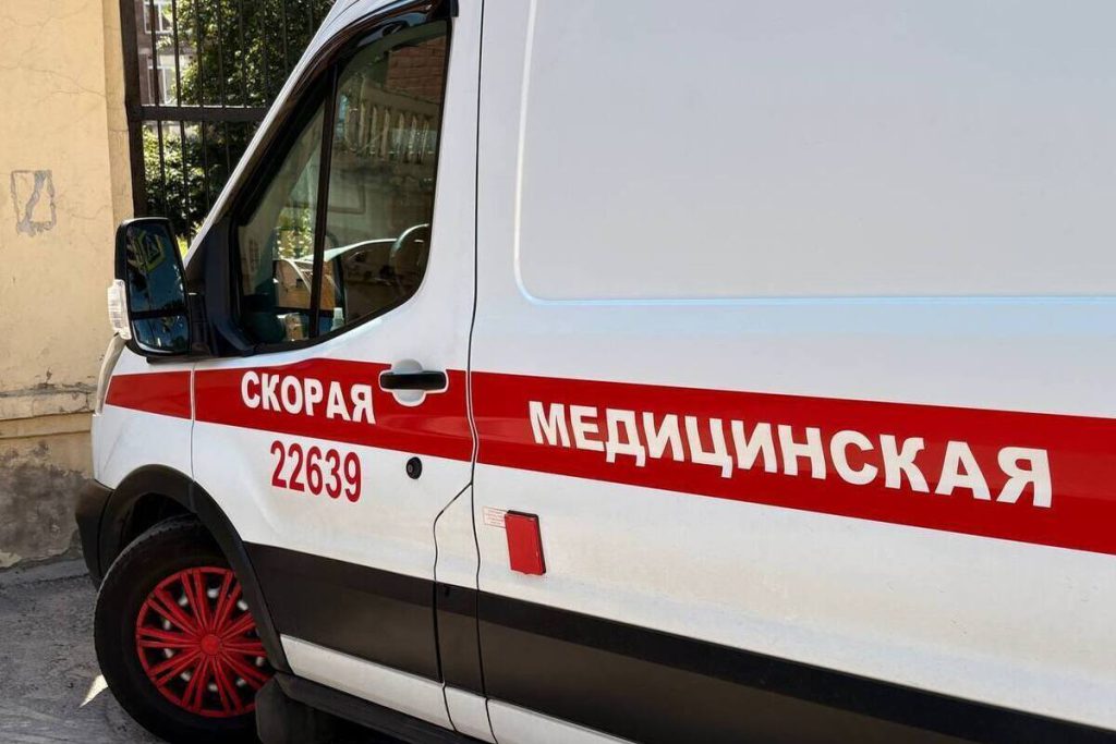 Мощная официантка вмешалась в армрестлинг и сломала руку клиенту в Петербурге