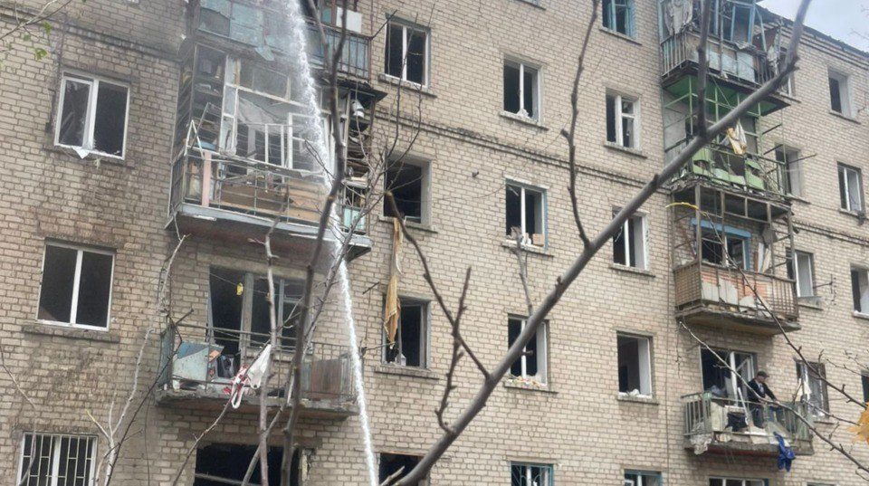 Russian strike hits high-rise building in Druzhkivka, injuring three people