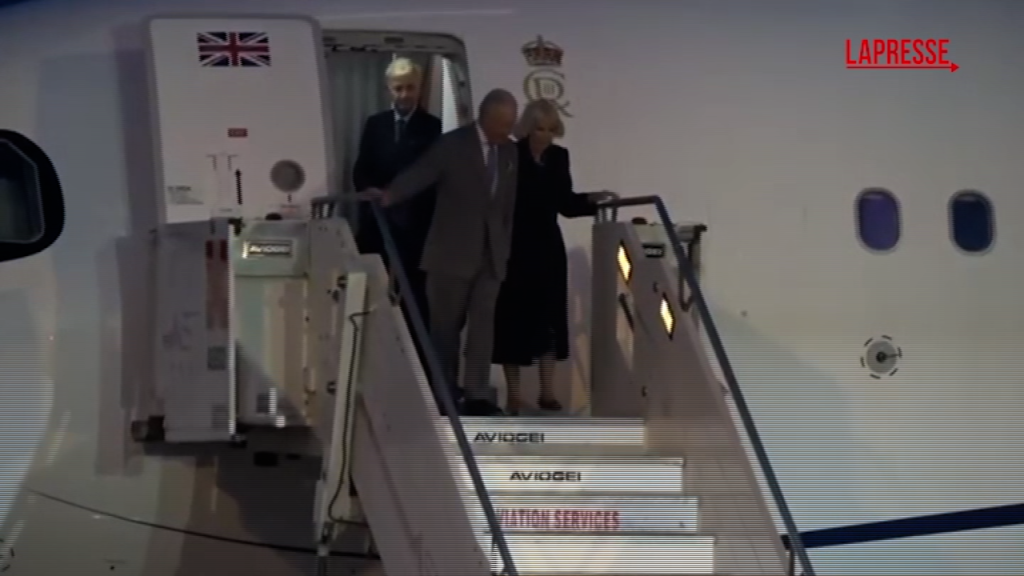 Re Carlo III e Camilla arrivati a Roma: le immagini dell&#039;atterraggio dei reali inglesi a Ciampino