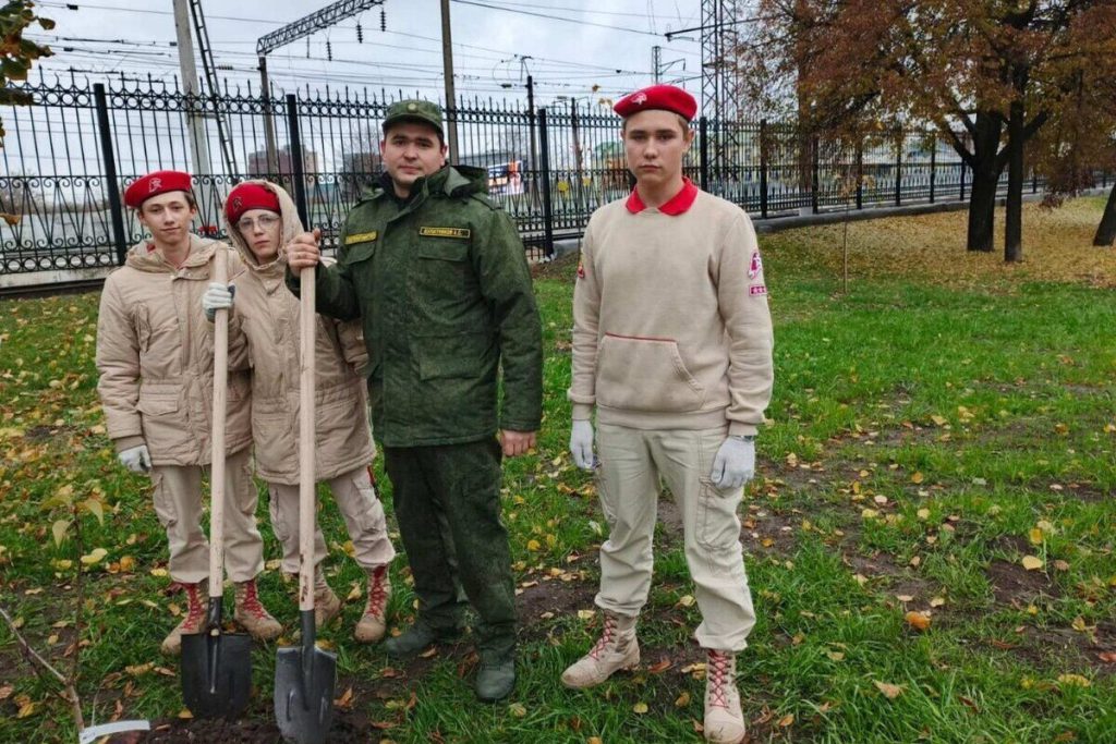 В Рязани сотрудники СК высадили деревья в честь погибших защитников