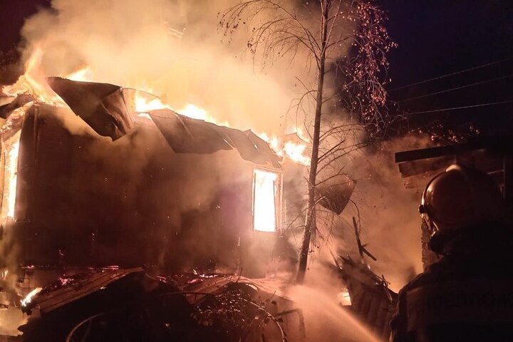 Incendio devastante a Divnoe-2: una casa distrutta e due danneggiate, la comunità locale sotto shock