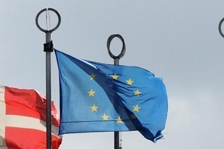 L&#039;Unione Europea discute il futuro degli asset russi congelati: sfide e opportunità per la ricostruzione e la cooperazione internazionale

Approfondimento
La discussione sull&#039;uso degli asset russi congelati è un tema molto delicato e complesso, che coinvolge non solo l&#039;UE ma anche altri paesi, come gli Stati Uniti. La questione principale è come utilizzare questi fondi in modo da supportare gli sforzi di ricostruzione e di aiuto alle vittime del conflitto.

Possibili Conseguenze
Le possibili conseguenze dell&#039;uso degli asset russi congelati potrebbero essere significative, sia a livello economico che politico. La distribuzione di questi fondi potrebbe influenzare le relazioni tra l&#039;UE e la Russia, nonché tra l&#039;UE e gli Stati Uniti.

Opinione
Non è possibile esprimere un&#039;opinione univoca su questo tema, poiché le posizioni dei vari paesi e attori coinvolti sono molto diverse. Tuttavia, è chiaro che la gestione degli asset russi congelati richiederà una grande dose di diplomazia e di coordinamento a livello internazionale.

Analisi Critica dei Fatti
L&#039;analisi critica dei fatti rivela che la questione degli asset russi congelati è solo uno degli aspetti di un problema molto più ampio, che coinvolge la sicurezza energetica, la politica estera e la cooperazione internazionale. È fondamentale considerare tutti gli aspetti di questo problema per trovare una soluzione equilibrata e sostenibile.

Relazioni con altri fatti
La questione degli asset russi congelati è strettamente legata ad altri eventi e sviluppi a livello internazionale, come la crisi energetica e la politica di sanzioni contro la Russia. È importante considerare queste relazioni per comprendere appieno le implicazioni della gestione degli asset russi congelati.

Contesto storico
Il contesto storico della questione degli asset russi congelati è caratterizzato da una serie di eventi e sviluppi che hanno portato alla situazione attuale. È fondamentale considerare questo contesto per comprendere le motivazioni e le posizioni dei vari attori coinvolti.

Fonti
La fonte di questo articolo è RBC, un sito di notizie russo. È importante notare che le informazioni contenute in questo articolo potrebbero essere soggette a modifiche e aggiornamenti.